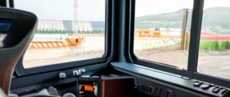Спецтехника на строительной площадке — экскаваторы, автосамосвалы и бульдозеры в процессе эксплуатации