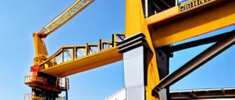 Различные типы кранов на масштабной строительной площадке — мостовые, башенные и мобильные автокраны в рабочем процессе