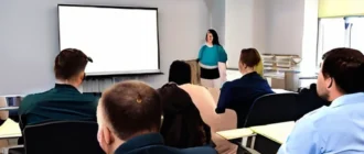 Сотрудники участвуют в тренинге и обсуждении новых профстандартов
